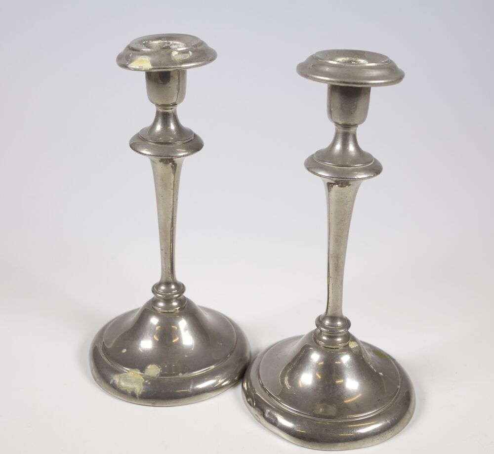 Twee kandelaars hoog model, verzilverd (uit kerk Oosterwijtwerd)