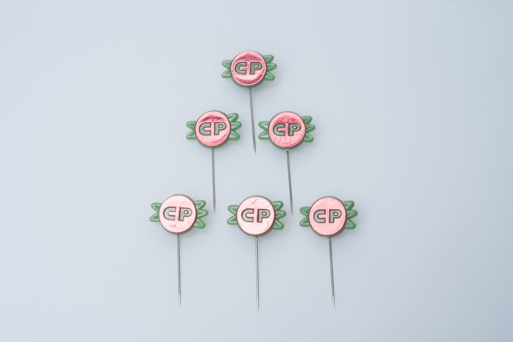 Speldje CP rood (Promotiemateriaal CP Fabrieken NV Groningen)