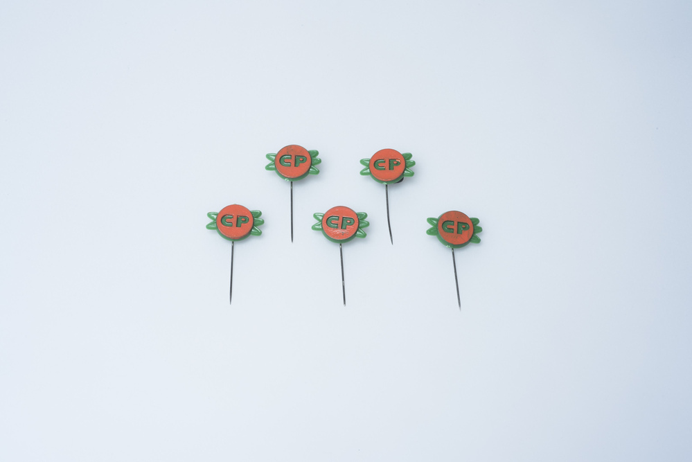 Speldje CP oranje (Promotiemateriaal CP Fabrieken NV Groningen)