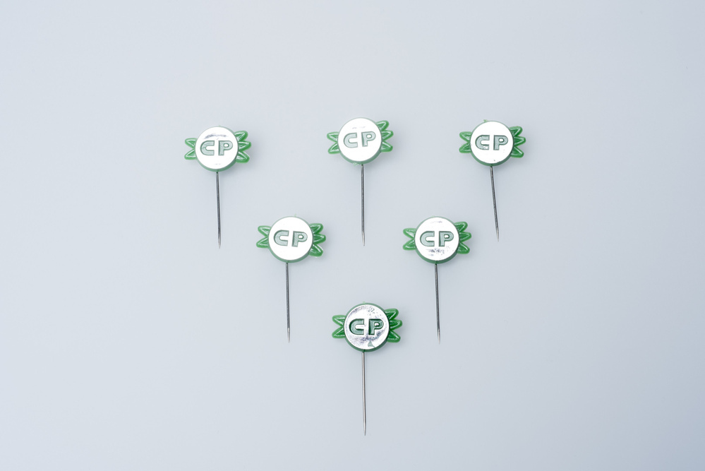 Speldje CP zilver (Promotiemateriaal CP Fabrieken NV Groningen)