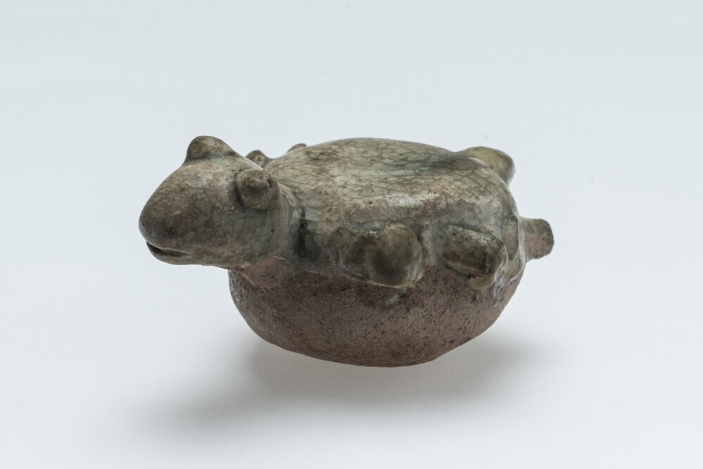 Miniatuurfiguur, zwemmende schildpad met bolle ogen en open bekje