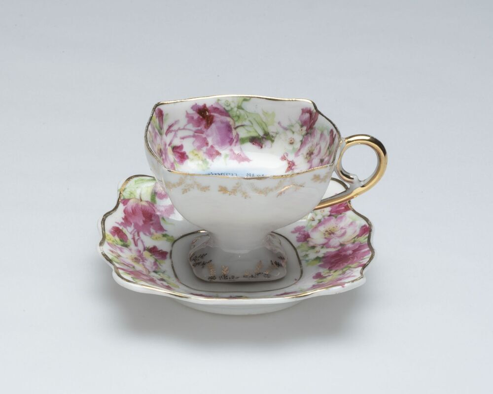 Souvenir: Kop en schotel met afbeelding Groningen Station