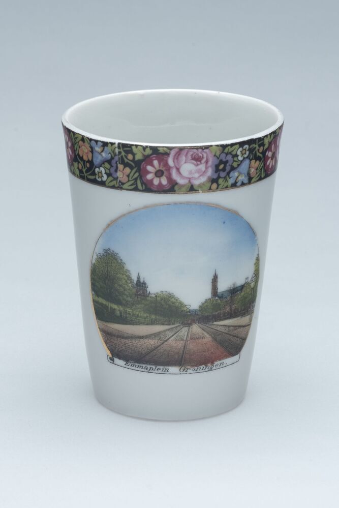Souvenir: Beker met afbeelding Emmaplein Groningen