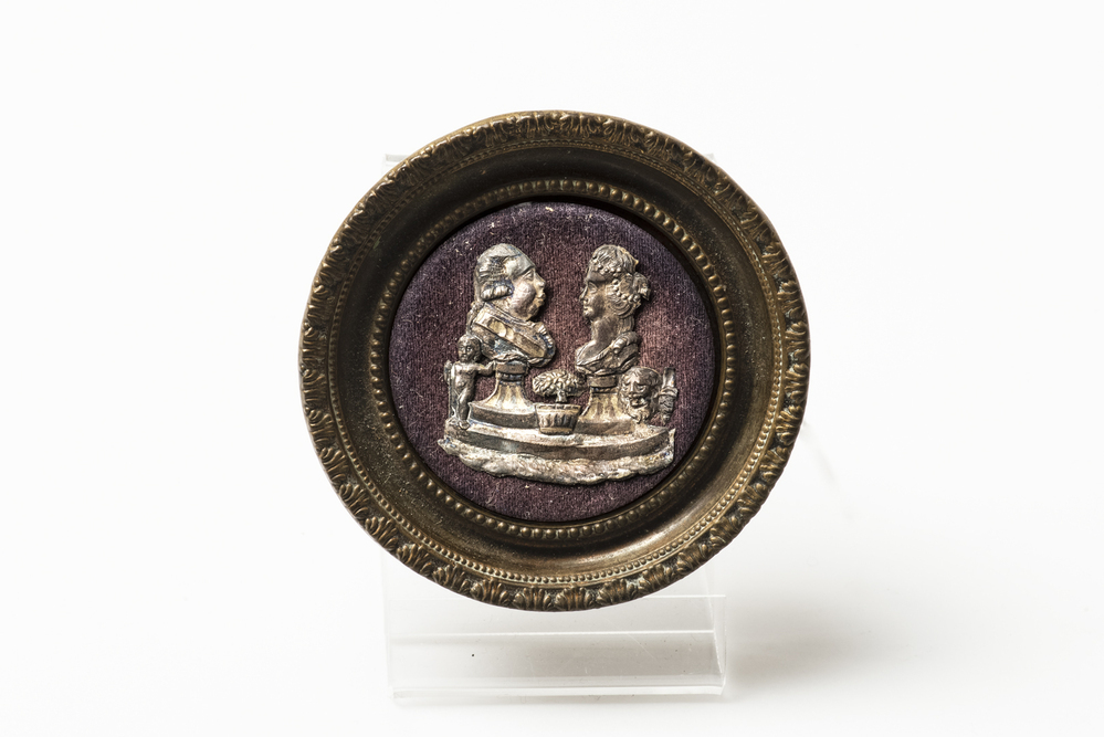 Ingelijst zilverportretje achter wasglas van Willem V en Wilhelmina van Pruisen