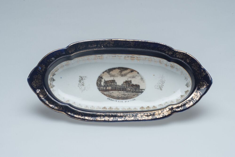 Schaaltje met afbeelding van het Groninger station