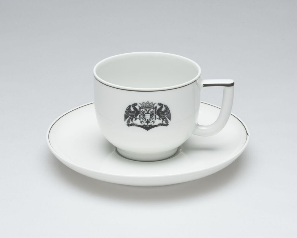 Theekop en schotel met het wapen van de Gemeente Groningen