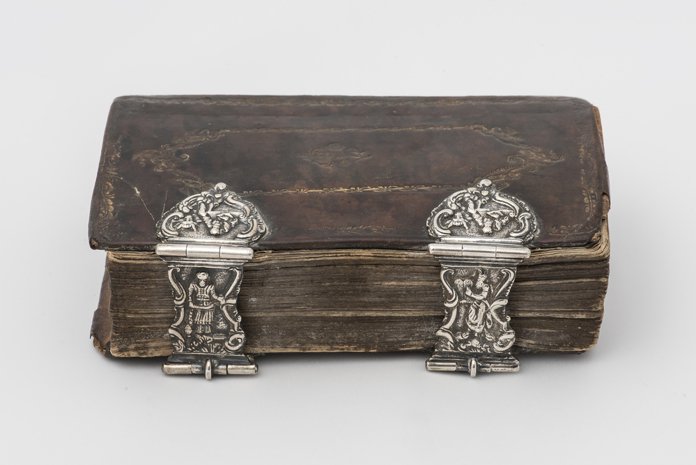 Bijbel met zilverbeslag