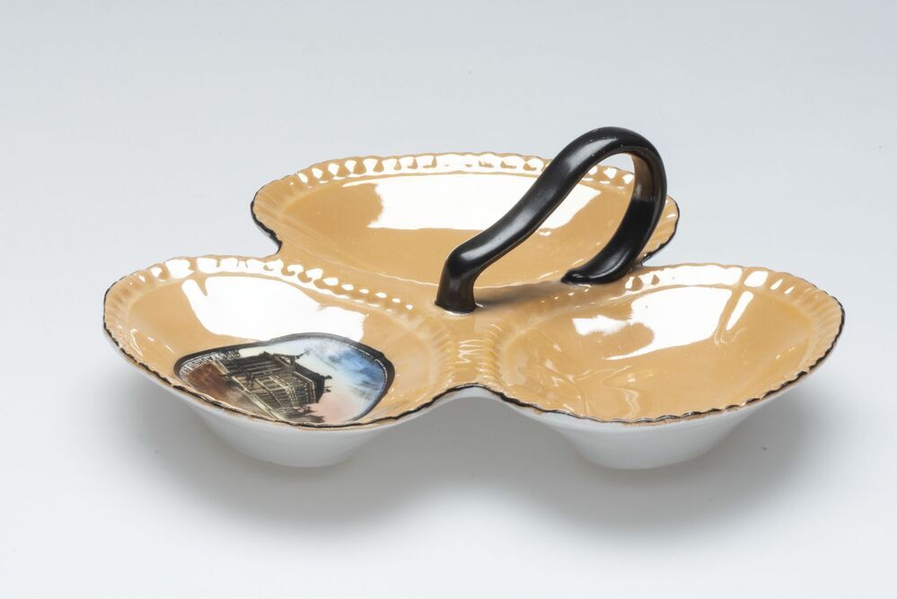 Bonbonschaal met afbeeldingen van het stadhuis op de Grote Markt te Groningen