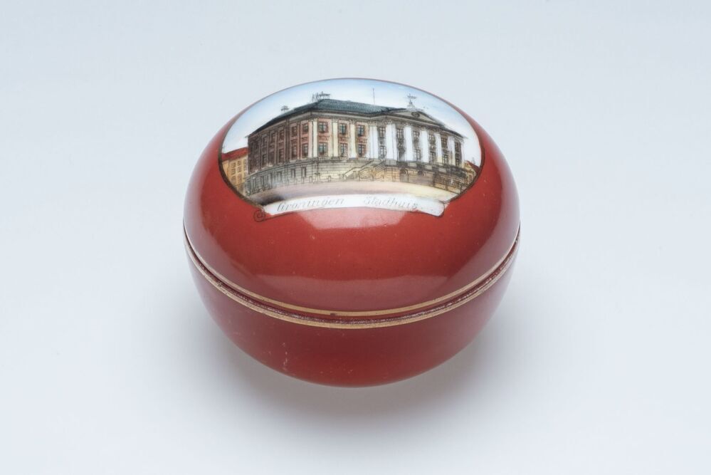 Doosje met afbeelding van het Stadhuis te Groningen