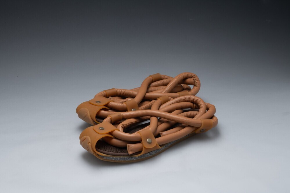 Sandalen: outfit (No. 10 / one legged camouflage), collectie women S/S 10