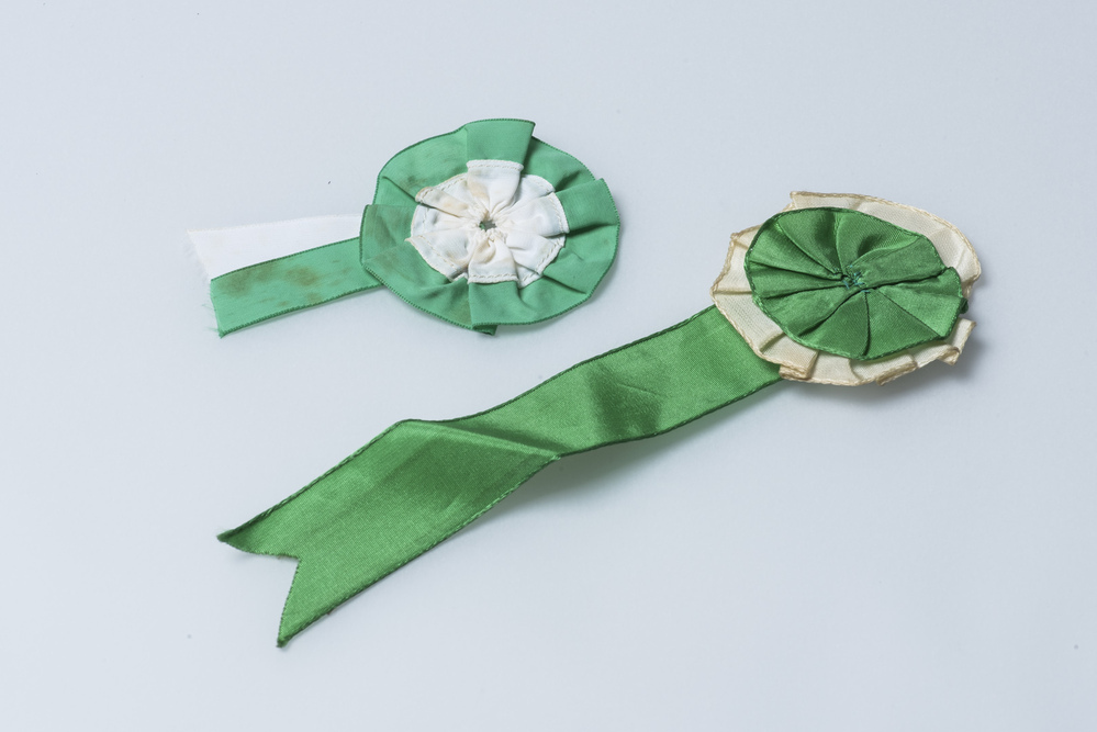 2 rozetten, 2 strikjes en 1 button van de Groninger Club Leiden