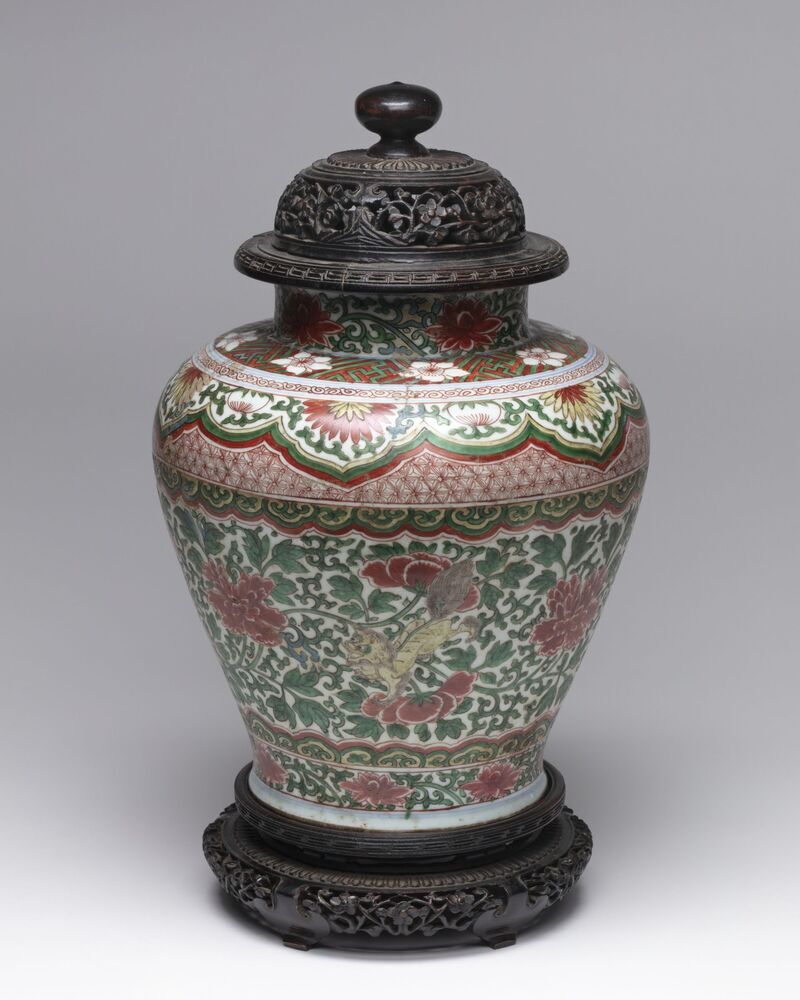 Pot met houten deksel en houten voet