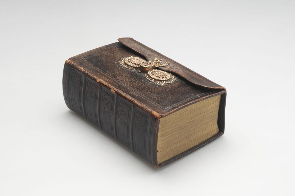 Bijbel met gouden slot