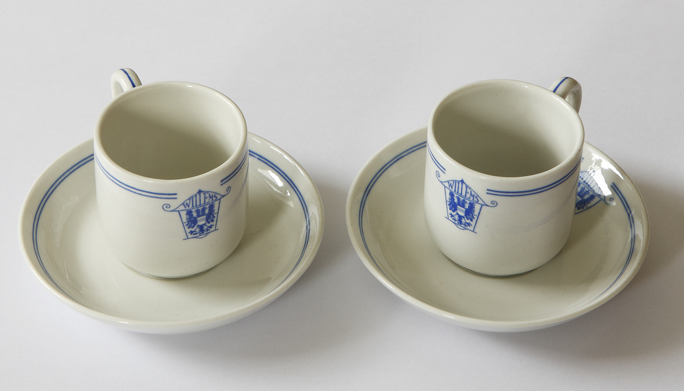 Kop en schotel met logo van Hotel-Restaurant-Café Willems