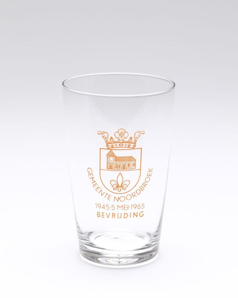 Drinkglas "Gemeente Noordbroek 1945 - 5 mei -1965"