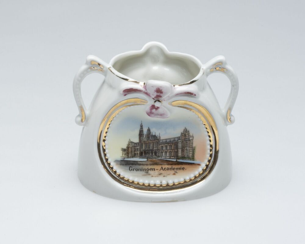 vaasje met afbeelding van het academiegebouw te Groningen