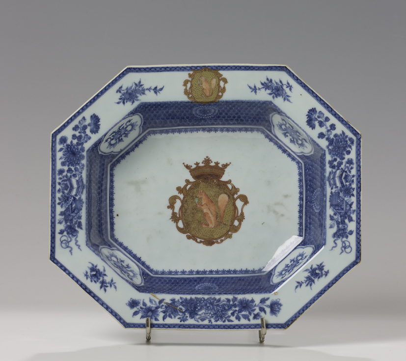 Acht-kantige schaal met familiewapen Sichterman