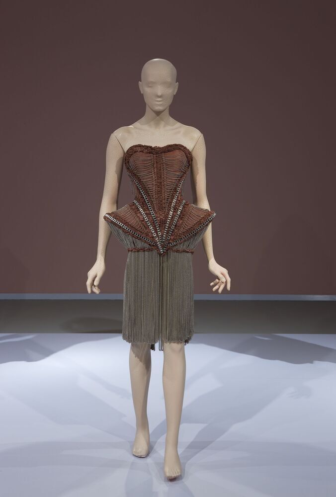 Jurk uit de collectie Mummification, januari 2009