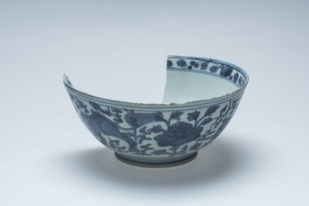 Fragment van kom met bloemen en boeddha honden, gemerkt Cheng Hua