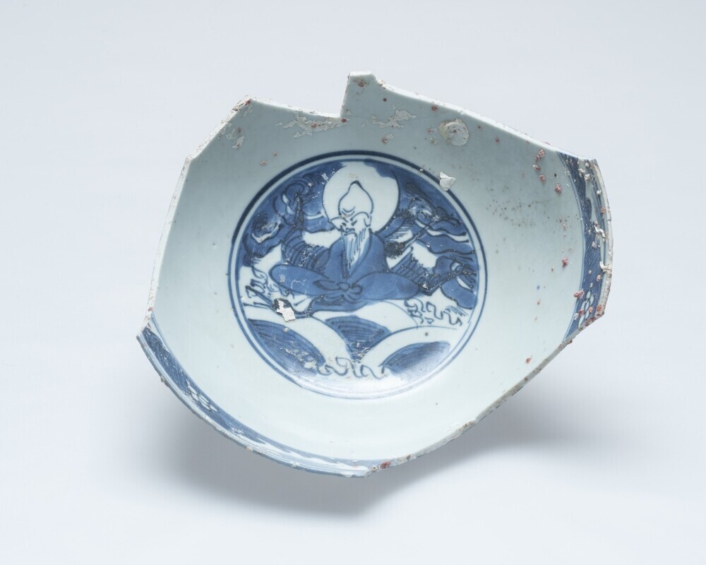 Fragment van kom met figuren in cirkel en 'shu' tekens, gemerkt Cheng Hua