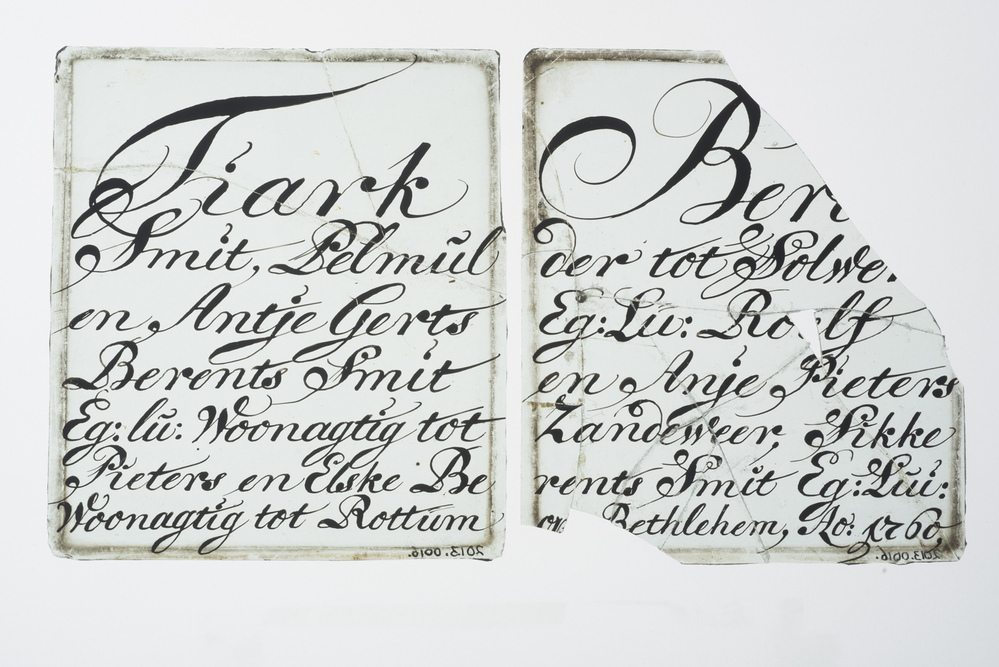 Twee glas-in-lood ruitjes met opschrift