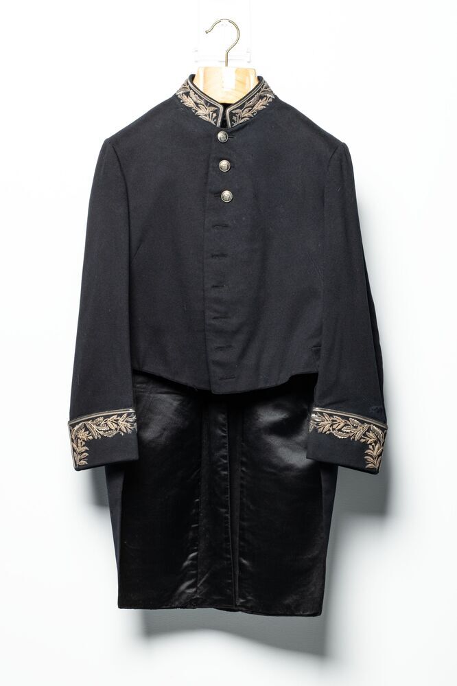 Een donkerblauwe rokjas, behorend bij het ambtskostuum van een lid van de Provinciale Staten van Groningen