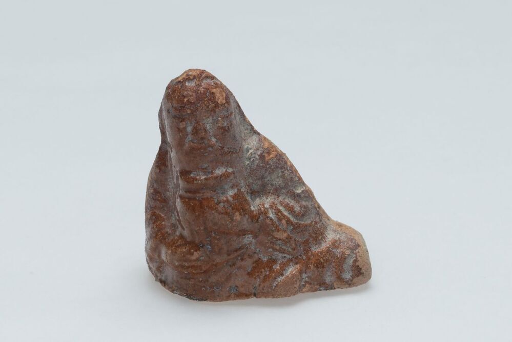 Fluitje in de vorm van een zittende wijsgeer