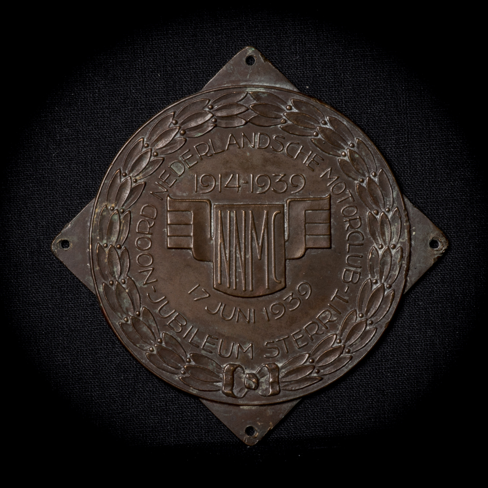 Autoplaatje 25 jaar Noord Nederlandse Motor Club 1914-1939