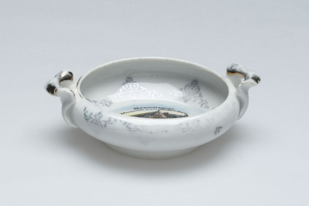 Souvenir: schaaltje met afbeelding van het Groninger Museum van Oudheden te Groningen