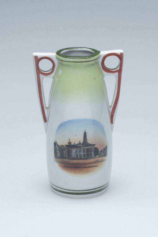 Souvenir: Vaas met afbeelding van de Korenbeurs te Groningen