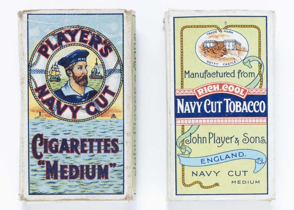 Twee doosjes van Player's Navy Cut sigaretten