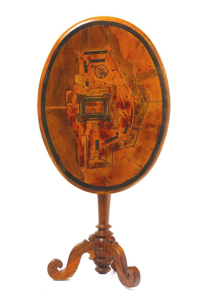 Geridon met ingelegde afbeelding van een onbekend Nederlands fort