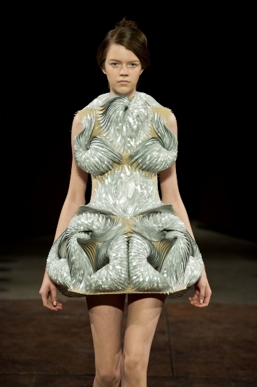 Jurk uit de collectie Micro, januari 2012