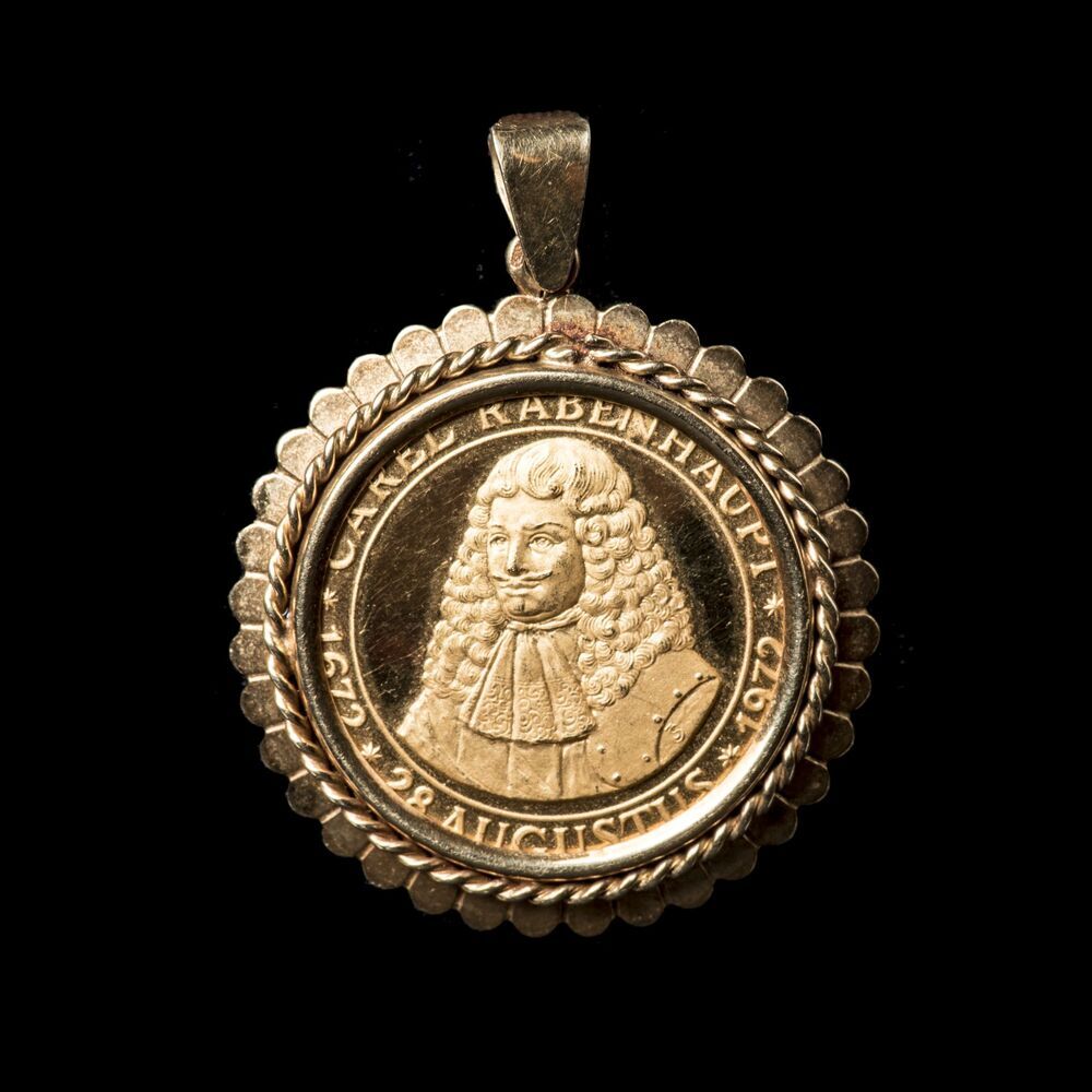 Hanger met penning Carel Rabenhaupt in vatting