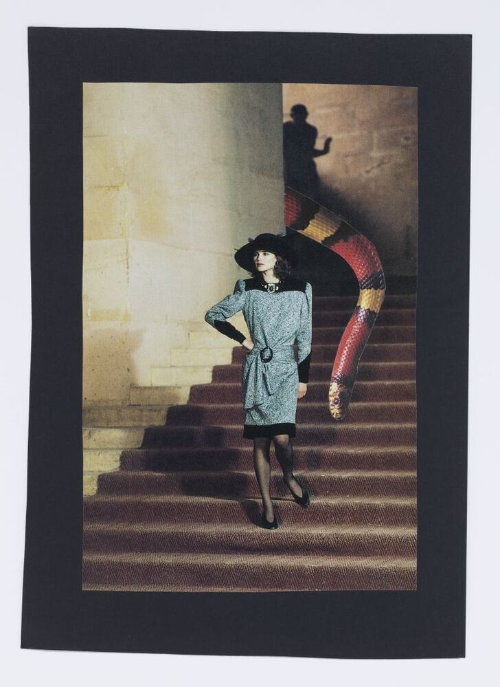 Terwijl Adam bezorgd toekijkt, laat Eva de slang uit