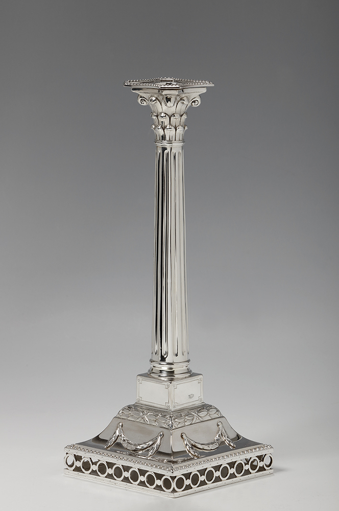 Zilveren kandelaar in de vorm van een Corintische zuil