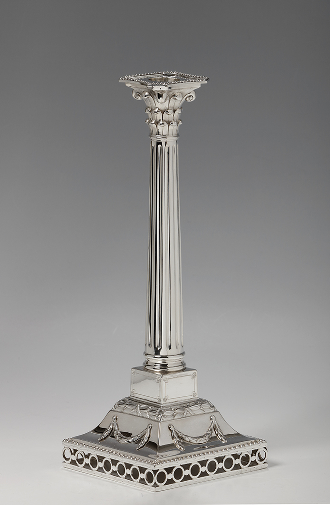 Zilveren kandelaar in de vorm van een Corintische zuil
