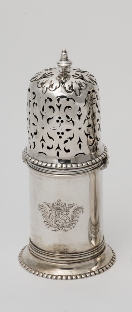 Strooibus of suikerstrooier met wapens van R.W. Van Middachten en A.M. de Grancy