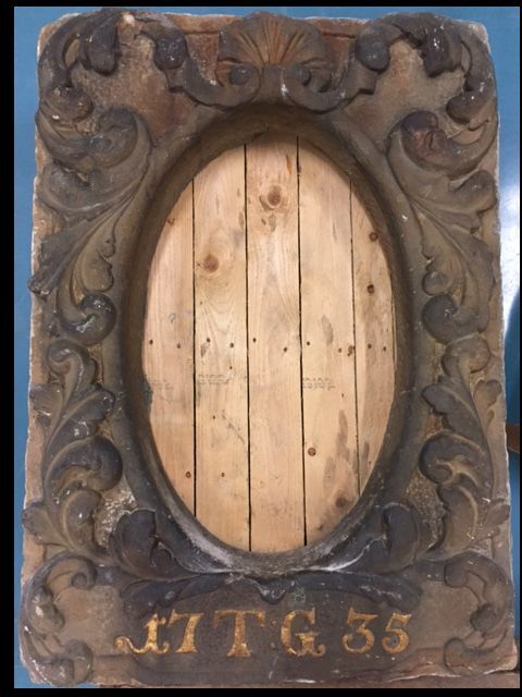 Open, rechthoekige gevelsteen met rankenmotief