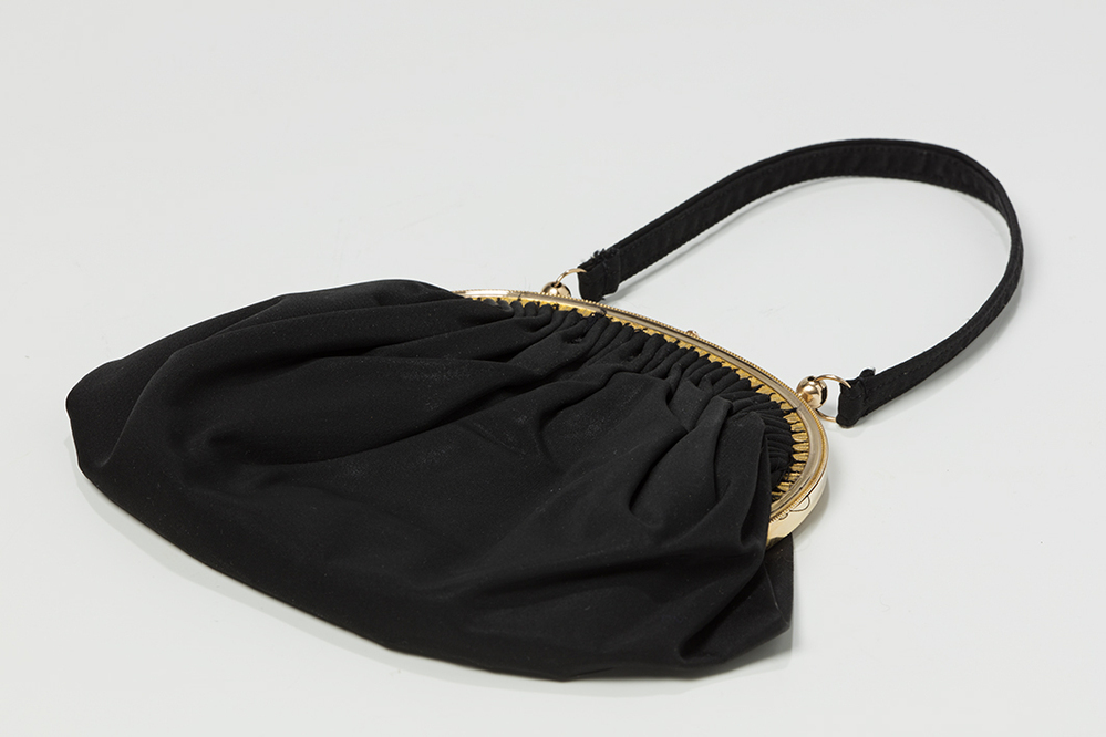 Gouden tasbeugel met zwart zijden tasje