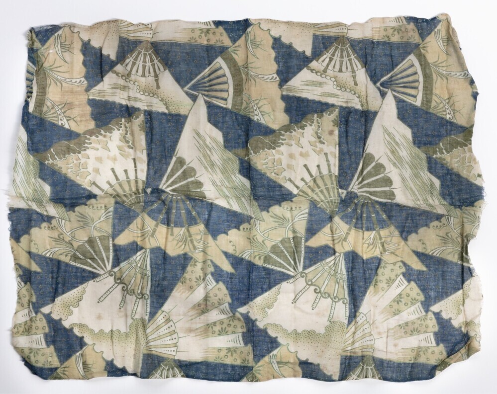 Lap stof met driehoekige motieven op blauw