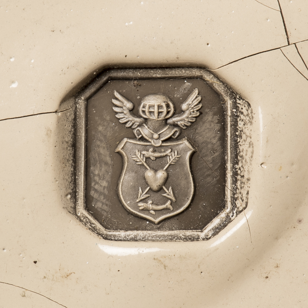 Doosje met afdruk in lak van familiewapen Ebels