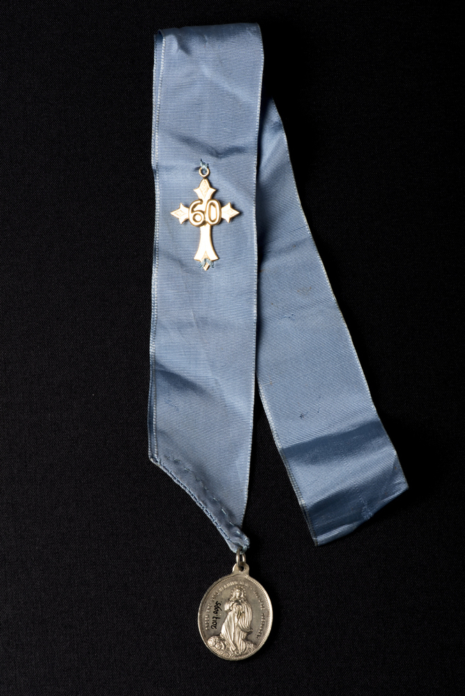Draaglint mannencongregatie groningen met speld 60 jaar lidmaatschap