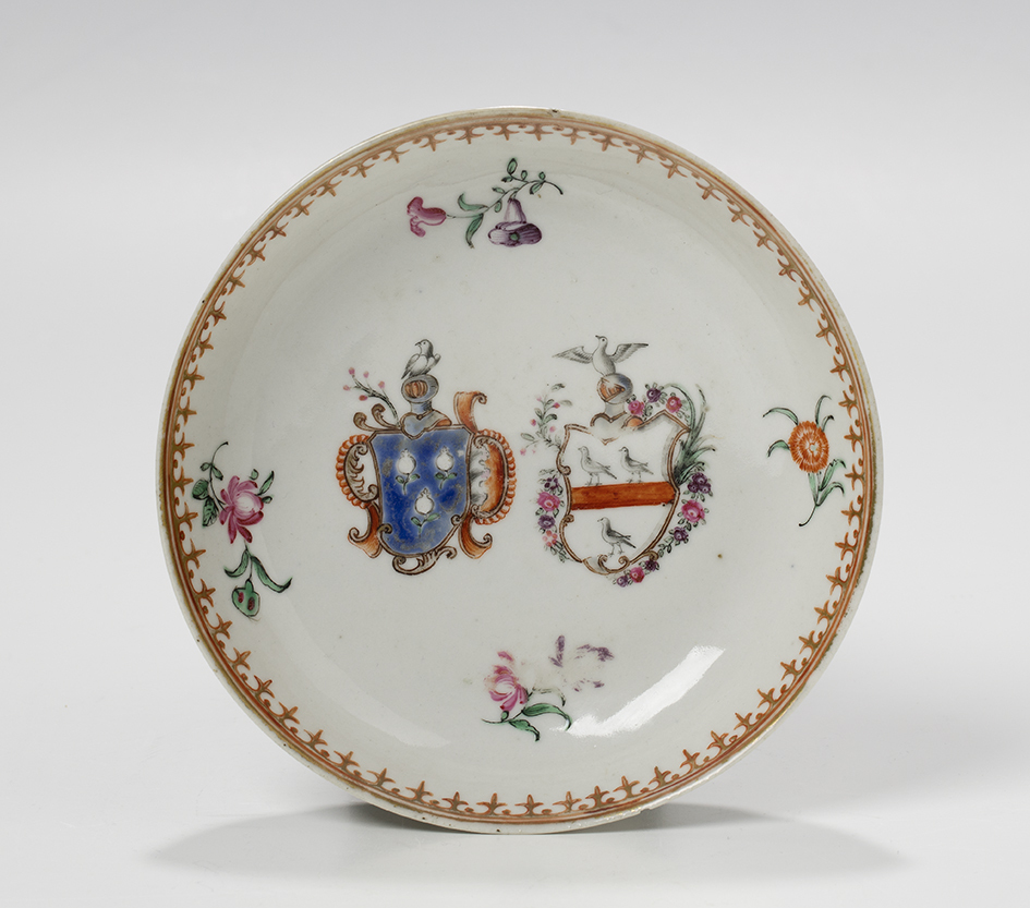 Schoteltje met familiewapens Wichers en Van Ravensteyn