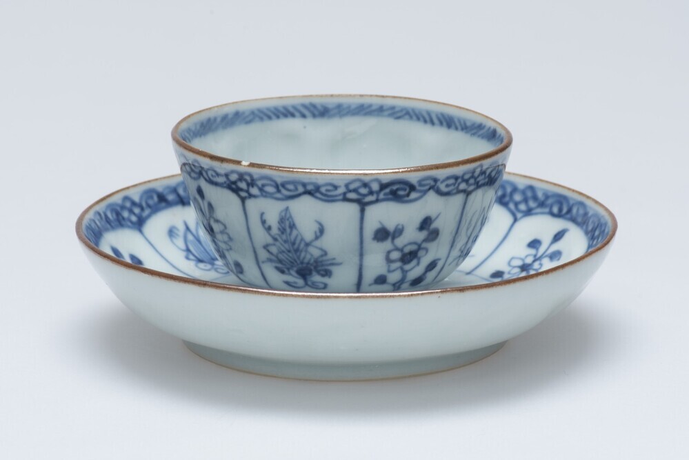 Kop en schotel met De Parasoldames