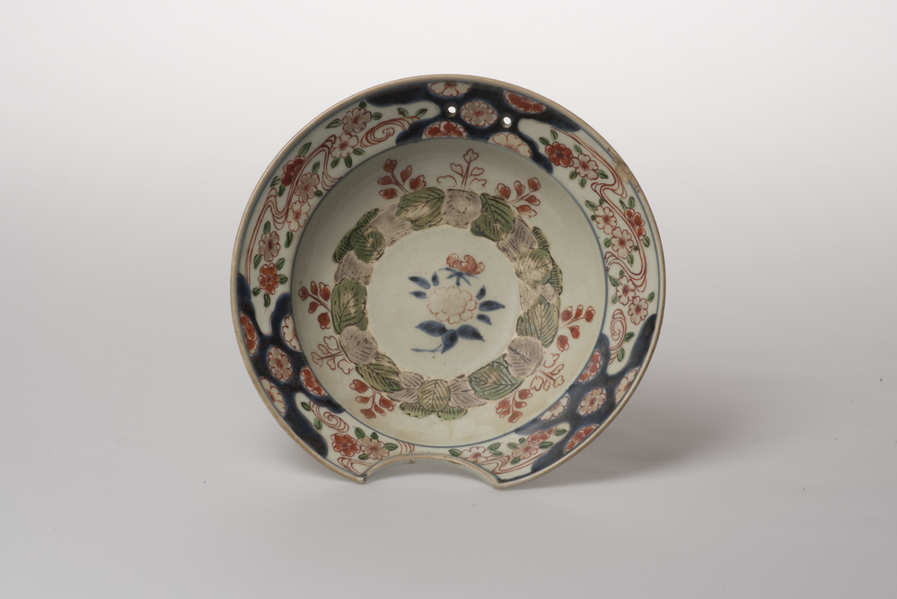 Scheerbekken met  floraal motief