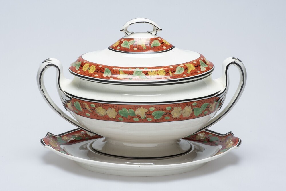 Terrine met deksel en onderschotel