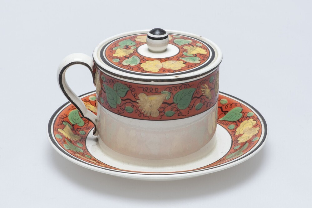 Mosterdpot met vaste onderschotel en deksel