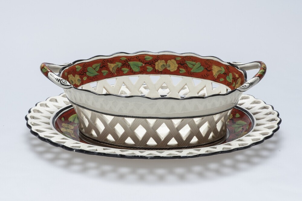 Opengewerkte schaal op losse schotel