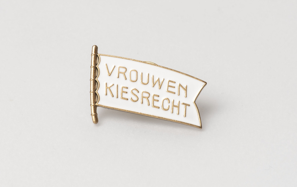 Wit speldje "Vrouwenkiesrecht"